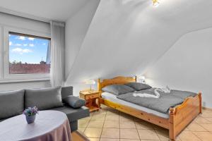 LudwigshafenFamily&Friends 2的一间卧室配有一张床和一张沙发