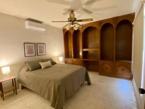 埃莫西约Casa Tehuantepec, 5hab 4.5baños的一间卧室配有一张床和吊扇