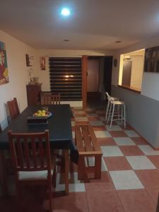 CASA COMPLETA 2 PLANTAS CON EXTRAORDINARIA VISTA AL CANAL BEAGLE CENTRICA 4pax的休息区