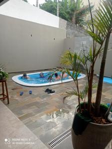 塞拉内格拉Casa das posses para 8 pessoas的一群人在游泳池里
