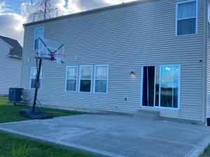 GroveportNewley Remodel 5 - Bedroom Home Sleeps 16的建筑前的篮球架