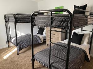 GroveportNewley Remodel 5 - Bedroom Home Sleeps 16的客房内的两张双层床