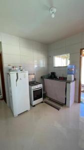 卡波布里奥Casa Unamar的厨房配有白色冰箱和炉灶。