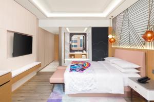 南汇上海中优城市万豪酒店的酒店客房,配有床和电视