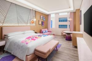 南汇上海中优城市万豪酒店的一间卧室配有一张大床和一张书桌
