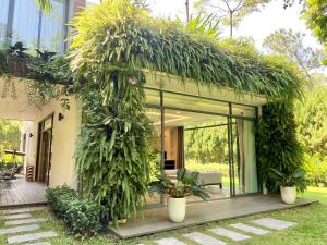 Phúc YênSuha villa-3PN Dai Lai resort的绿屋顶植物的房子