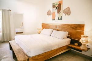 El Paredón Buena VistaVilla Makai 1 Orange的一间卧室配有一张大床和木制床头板