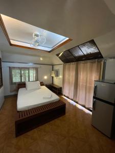 长滩岛罗伊亭长滩岛的卧室配有白色的床和冰箱。