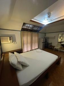 长滩岛罗伊亭长滩岛的卧室配有一张白色大床