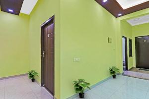 CharbaghCapital O Phenix Elite Near Phoenix United Lucknow的走廊上设有绿色的墙壁和木门