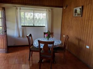 安加罗阿Te Ra'a Travel - Cabaña equipada的一间带桌椅和窗户的用餐室