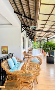 富国Rum Resort的庭院配有柳条家具和桌椅