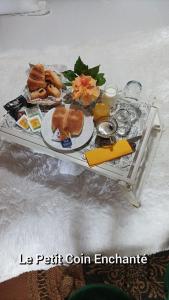 圣路易斯Lepetitcoinenchante的桌上装有食物和饮料的托盘