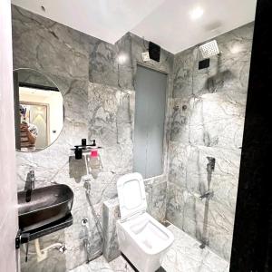 苏拉特V Love Hotel的浴室配有白色卫生间和盥洗盆。