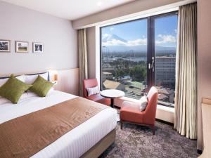 富士吉田市MYSTAYS 富士山展望温泉酒店的酒店客房设有一张床和一个大窗户