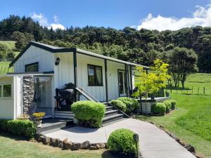 KuaotunuKuaotunu's Peebles Cottage的一个小房子,设有门廊和花园
