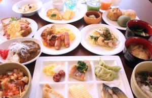 仙台KOKO HOTEL Sendai Station West的餐桌上满盘食物的桌子