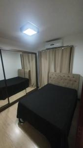 CataguasesApartamento com vista para piscina的小房间设有一张床和一把椅子