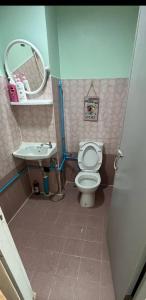 巴吞他尼Jatuporn A1的一间带卫生间和水槽的小浴室