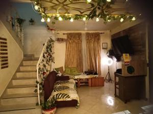 麦德林Pa Pasiar Hostal的一间带楼梯的客厅和一间带沙发的房间