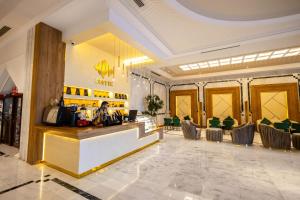 塞拉莱Hamdan Plaza Hotel Salalah, an HTG Hotel的大堂,餐厅带柜台和椅子