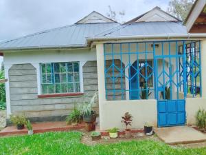 KiambuBONNY KINGs FARMSTAY的一座带蓝色门窗的房子