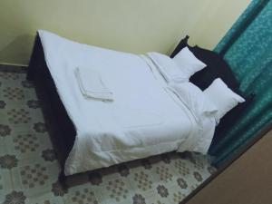 KiambuBONNY KINGs FARMSTAY的一张带黑白枕头的床