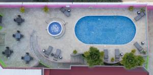 巴拿马城Studio Coliving Hotel的享有大楼游泳池的顶部景致
