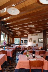 瑟克罗达凡酒店的用餐室配有桌椅和粉红色的桌布