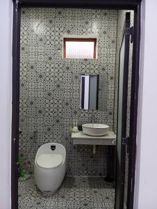 Tân HiệpChàm’s Corner Lookout Homestay & Restaurant的一间带卫生间和水槽的浴室