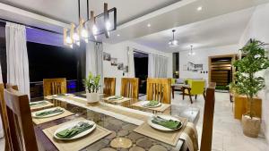 哈拉瓦科阿The Grand Chalet的用餐室以及带桌椅的起居室。