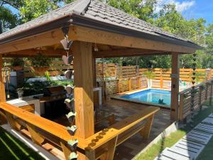 哈拉瓦科阿The Grand Chalet的庭院内带游泳池的木制凉亭