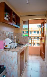 KisiiCozy apartment kisii的厨房配有水槽和台面