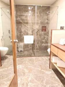 古尔冈Best Western Resort Country Club的带淋浴、卫生间和盥洗盆的浴室