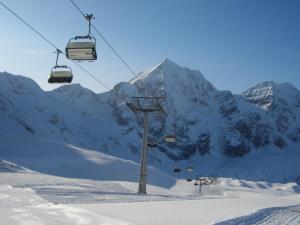 博尔扎诺Bozen Mitte的雪覆盖的山,设有滑雪缆车
