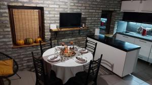 斯雷姆斯基卡尔洛夫奇Vila Stancevic wellness的厨房配有带餐具的桌子