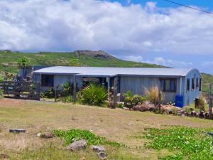 Rodrigues IslandL'Arche的一座蓝色的建筑,后面有一座小山