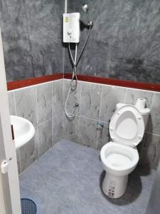 西考สบายคันทรีรีสอร์ท ปากเมงSa-buy country resort Pak Meng的一间带卫生间和水槽的浴室
