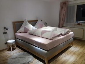 JandelsbrunnFerienwohnung Bayerwaldblick的卧室内的一张带白色床单和枕头的床