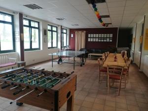 BommelsenBeekenhof Ferienwohnung für Monteure的一间设有乒乓球桌和乒乓球桌的房间