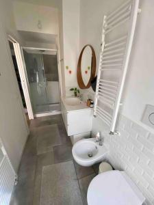罗马Francigena house的白色的浴室设有卫生间和水槽。
