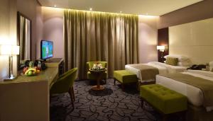 吉达哈亚特赫拉酒店的酒店客房设有两张床和电视。