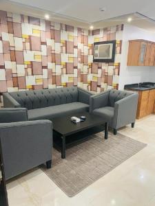 Al Nairyah沙漠棕榈公寓式酒店的带沙发和咖啡桌的客厅