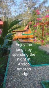 马尔多纳多港Aroldo Amazon Lodge的花园中房屋的形象