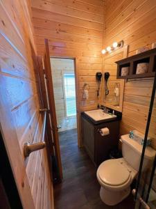 瓦莱092 Star Gazing Tiny Home near Grand Canyon South Rim Sleeps 8的木制浴室设有卫生间和水槽