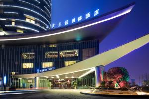 长沙长沙北辰洲际酒店的一座建筑,在晚上与大楼同建