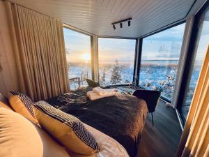 Exclusive off-grid tiny home at the beach - Kenshó的一间卧室设有一张大床和大窗户