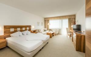 西兰德罗Residenze Mathilda的酒店客房设有一张大床和一台电视。
