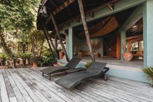 象岛温泉象岛度假村 的房屋门廊上的两把椅子
