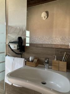 MazaricosA Quinta de Bouzas的浴室设有白色水槽和镜子